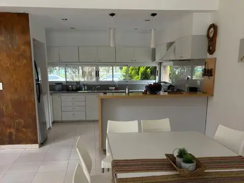 Casa 4 ambientes con 3 baños