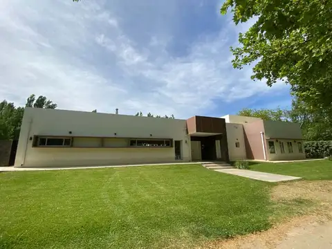 Casa 9 ambientes con 2 baños