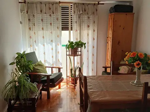 DEPARTAMENTO DE 2 AMBIENTES, MUY LUMINOSO, EN FLORESTA