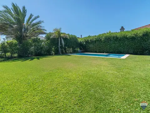 Casa en Alquiler con 2 cocheras