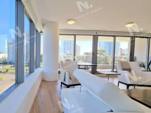 Apartamento esquinero en Alexander Boulevard, 3 Suites, terraza al frente