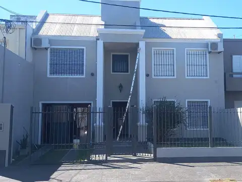 Casa De 4 Ambientes Con Parque Y Piscina En San Nicolás De Los Arroyos
