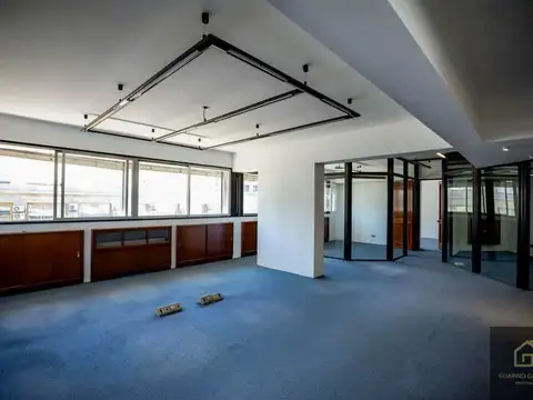 OFICINA EN VENTA DE 260 m2 CON 5 COCHERAS EN DiAGONAL SUR, SUPER LUMINOSA 