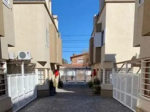 Casa en venta - 3 dormitorios 1 baño toilette - patio terraza- Villa Sarmiento