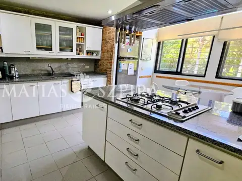 Casa en Venta con 3 cocheras