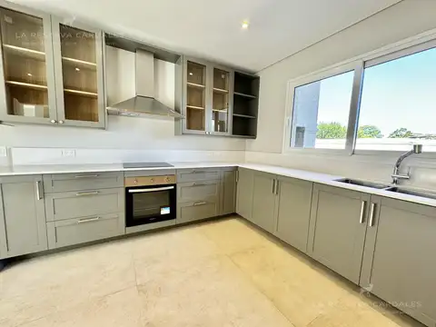 Casa 6 ambientes con 4 baños