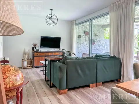 Casa en Alquiler con 2 cocheras