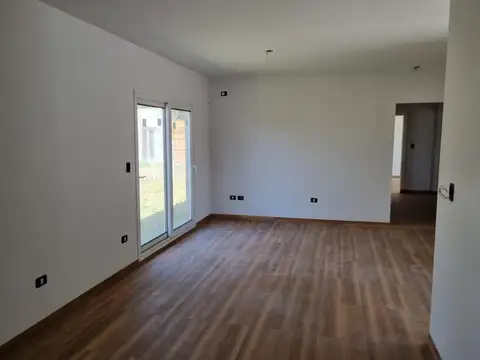 Casa  4 ambientes venta en complejo Arturo Illia - Grand Bourg