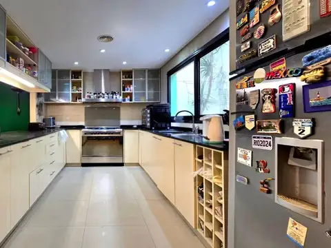 Casa 8 ambientes con 3 baños