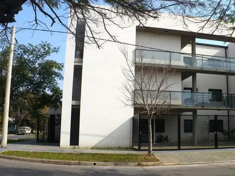 PATRICIO CULLEN al 6900 (esq. O. BONEO) con alarma sobre ingresos  e iluminacion