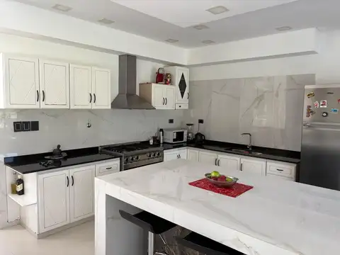 Casa 5 ambientes con 4 baños