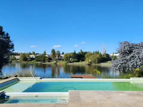 Casa 10 ambientes con 4 baños