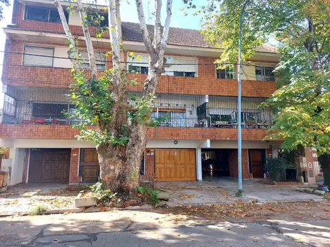 DUPLEX 6 AMBIENTES EN 3 PLANTAS CON JARDIN Y COCHERA  PROXIMO A ESTACION FLORIDA MITRE