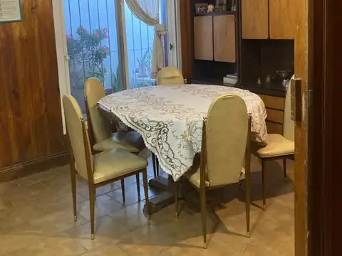 Casa 7 ambientes con 2 baños