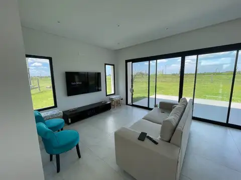 Casa 5 ambientes con 4 baños