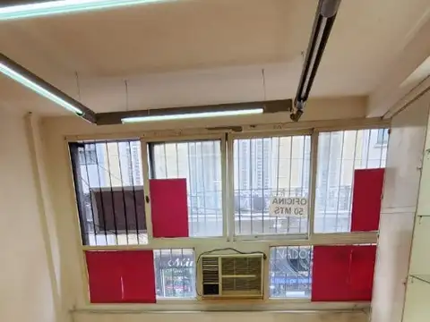 Diviiina! Oficina semipiso al Frente recepcion sala firma y despacho  baño