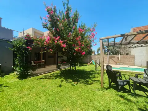 VENTA CASA 3 DORM. - PILETA - FUNES CITY