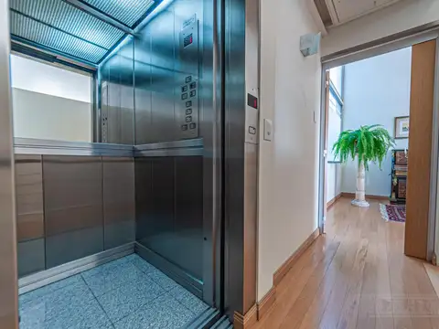 Oficina en Alquiler con 7 cocheras