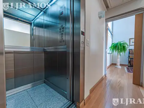 Oficina en Alquiler con 7 cocheras