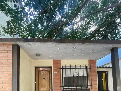 Casa en venta de 3 ambientes con patio y quincho con dormitorio y cocina -Wilde