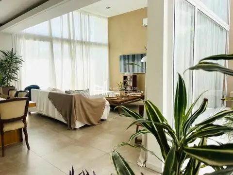 Casa 5 ambientes con 4 baños