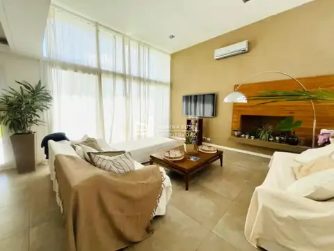 Casa en Venta con 4 cocheras