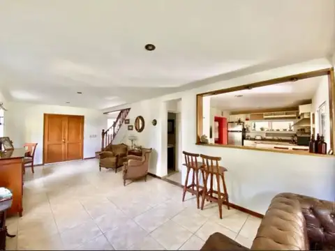 Casa 5 ambientes con 4 baños