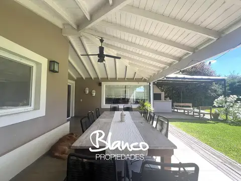 Casa en Venta con 3 cocheras