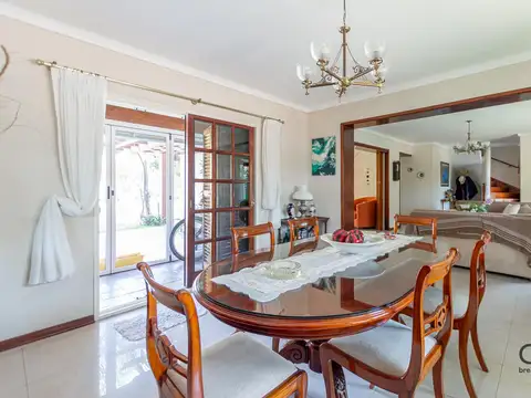 Casa en Venta con 3 cocheras