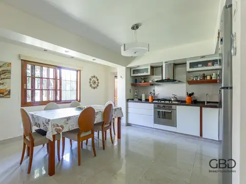 Casa de 6 amb con pileta en zona residencial de Saavedra!