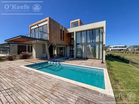 CASA EN VENTA DE ESTILO MODERNO DE 7 AMBIENTES CON PISCINA, FONDO AL POLO  EN GREENVILLE.