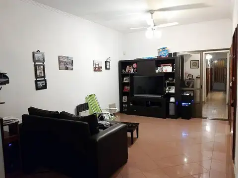 ITALIA 3518  CASA 3 DORMITORIOS. GARAGE.