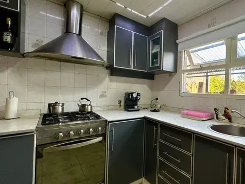 VENTA CASA 3 AMBIENTES CON PARQUE VILLA PRIMERA