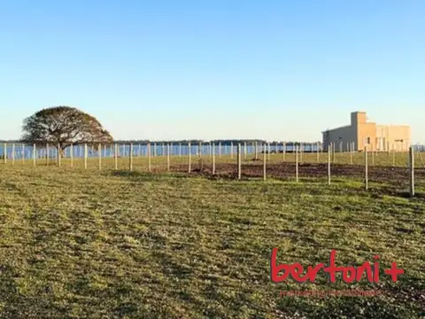 LOTE SOBRE LAGO - COSTA DEL OMBÚ