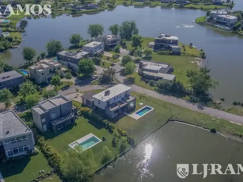 Casa en Alquiler con 3 cocheras