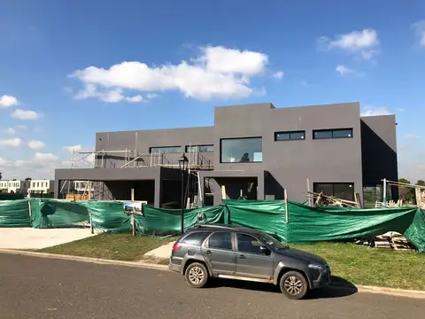 Casa 7 ambientes con 5 baños