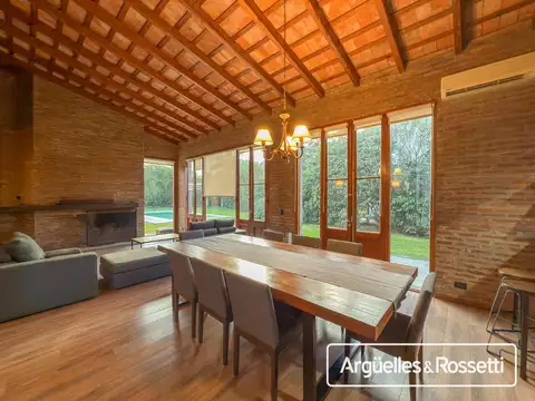 Casa en Venta con 2 cocheras