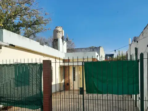 Casa atrás (en PH) de 4 amb. con cochera en venta | Berazategui
