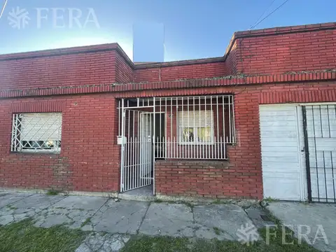 Venta casa 3 ambientes con cochera en Villa Dominico