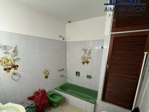 Casa 4 ambientes y medio. Zona General San Martin centro