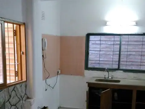 Casa de pasillo con amplio jardin