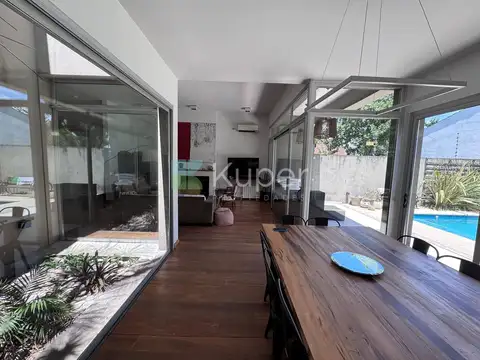 Casa 8 ambientes con 2 baños