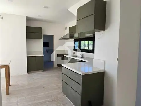 Casa en Venta con 3 cocheras