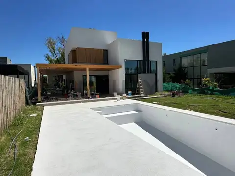 Casa 4 ambientes con 2 baños