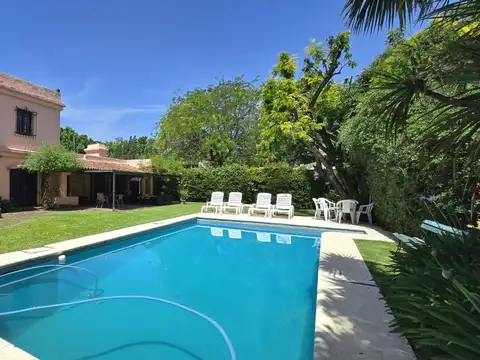 Casa 9 ambientes con 4 baños