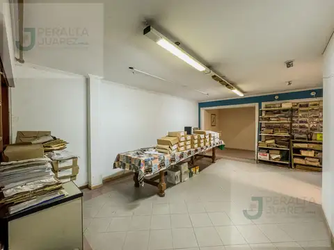 LOCAL COMERCIAL CON OFICINAS Y DEPOSITO EN VENTA. UNICO!