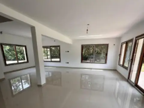 Casa 5 ambientes con 4 baños