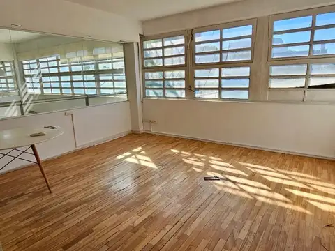 Oficina 6 ambientes con 8 baños