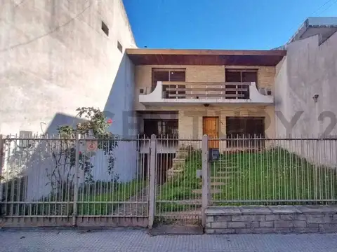 VENDE Amplia Residencia de 4 Ambientes con cochera y quincho en Villa Santa Rita