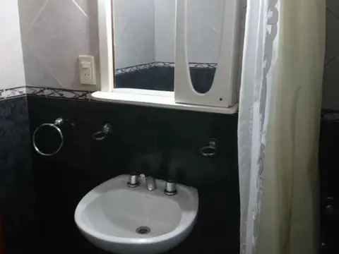 Casa de 2 dormitorios + otra de uno con garage